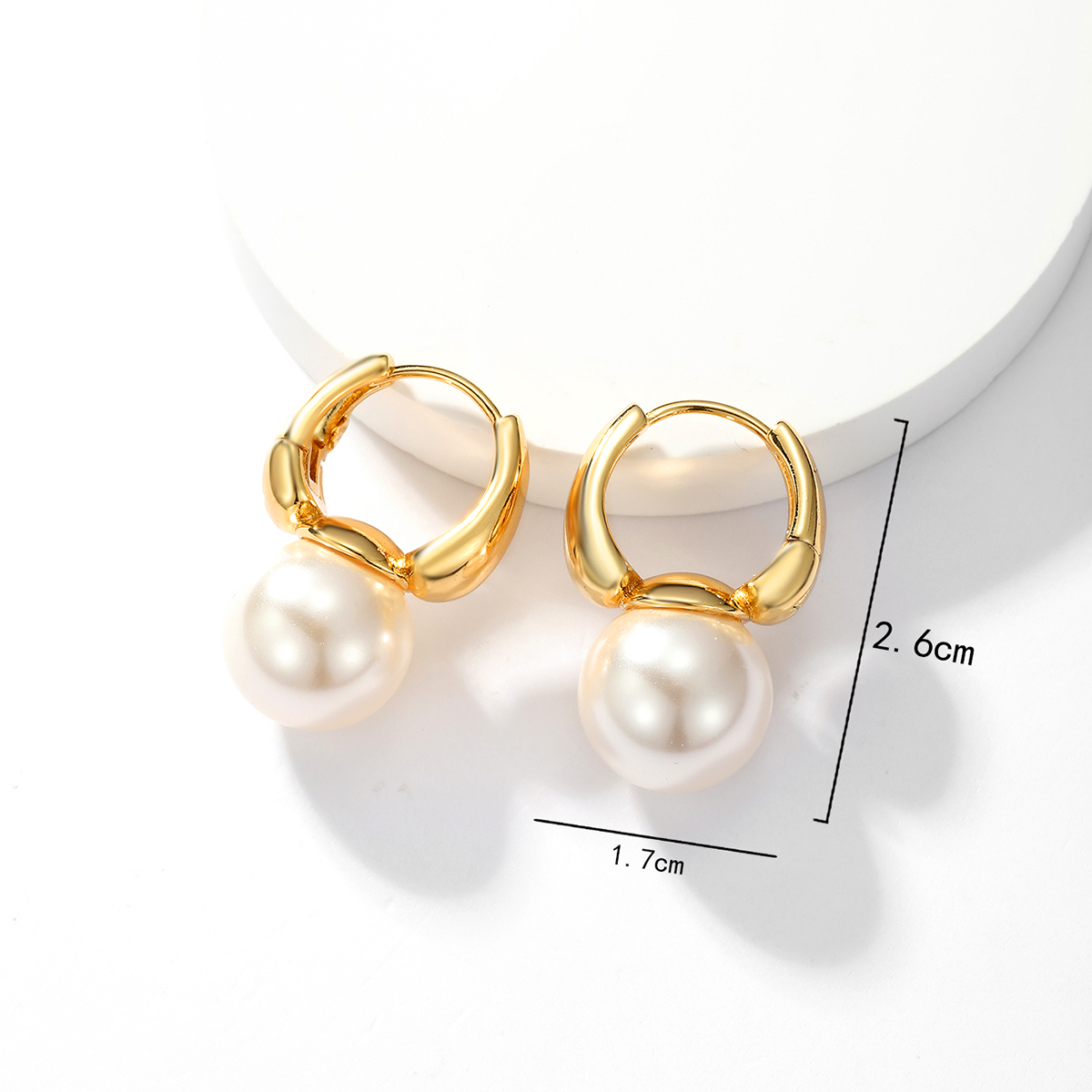 A pair of metallic glass bead copper material simple pearl earrings gift